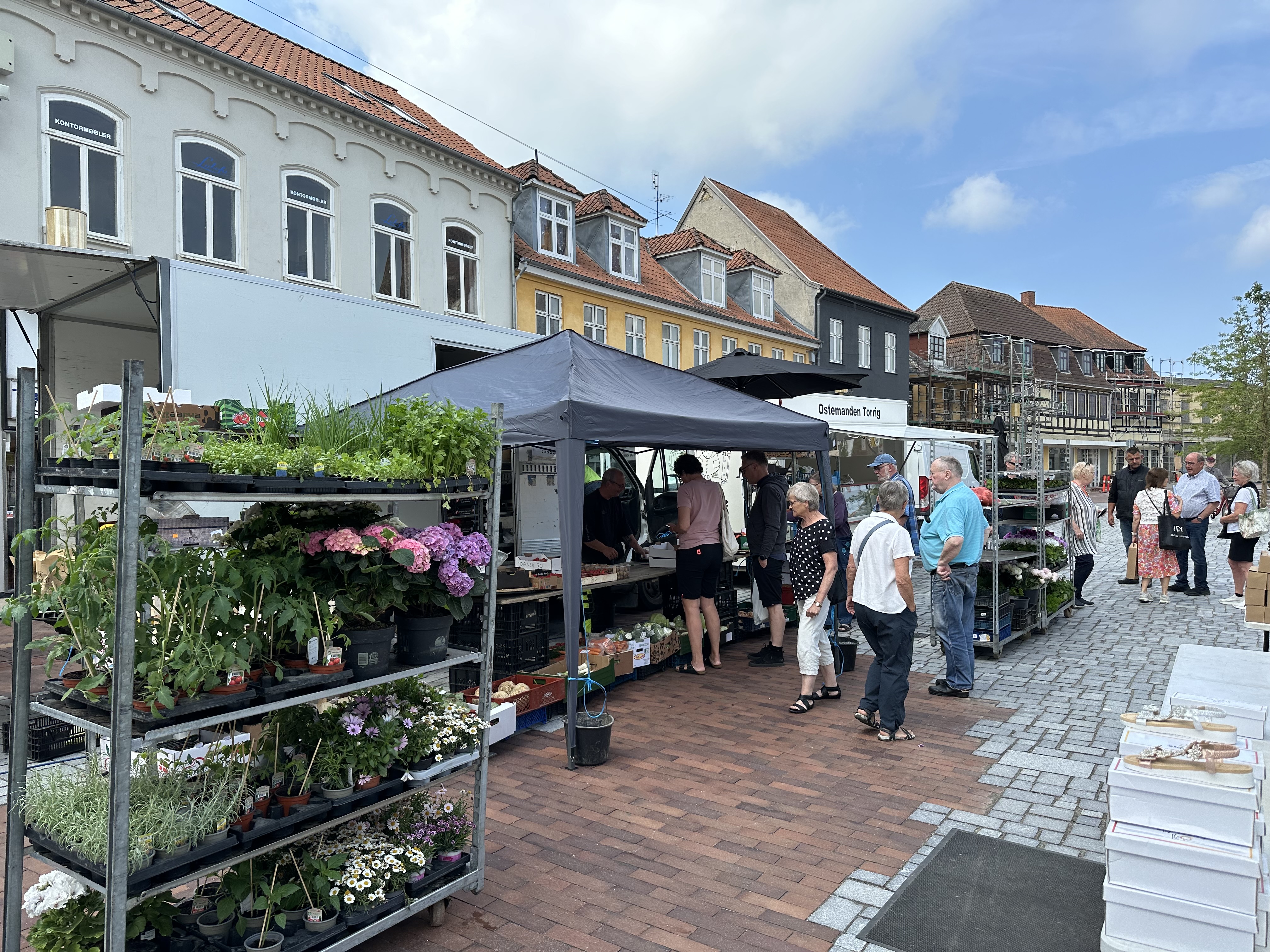 Folk på Axeltorv til fredagsmarked med boder 